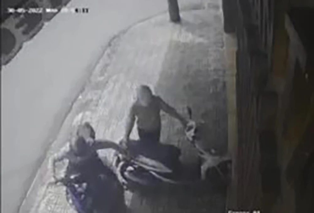 Nam thanh niên cướp giật điện thoại của chị A rồi bỏ chạy. Ảnh chụp từ clip