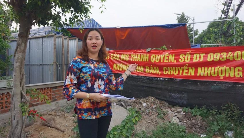 Chị Lê Thụy Thanh Quyên treo băng rôn cảnh báo người khác không được thông qua Công ty Đại Hải để mua bán đất của chị. Ảnh: NGÂN NGA