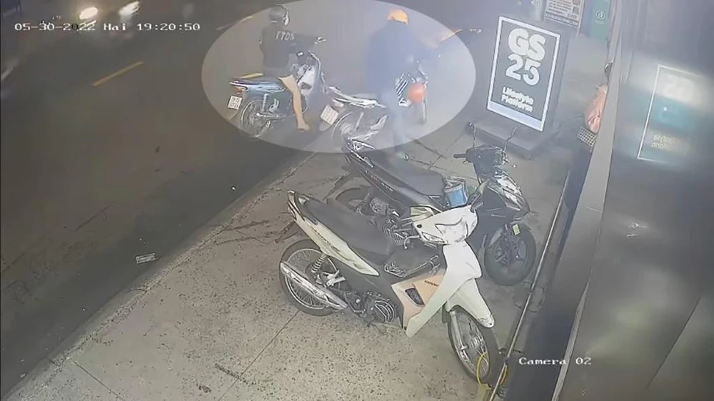 Sau khi lấy được xe, cặp đôi nam nữ rời đi. Ảnh chụp từ clip