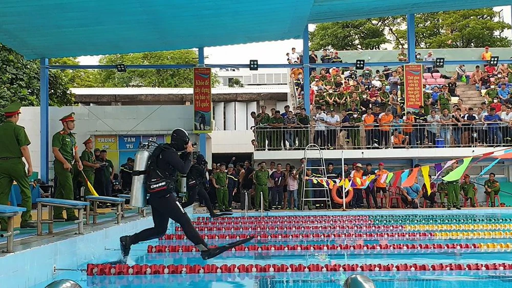 Tiếp đó là phần thi CNCH trong môi trường nước, Đội Chữa cháy và CNCH KV4, Phòng PC07 chiếm vị trí dẫn đầu. Ảnh: NT