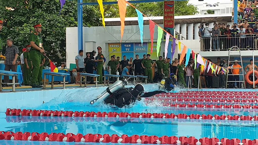 Theo Công an TP.HCM, những nội dung thi đấu đã được nghiên cứu, sát với các tình huống cứu nạn, cứu hộ trên thực tế. Ảnh: NT