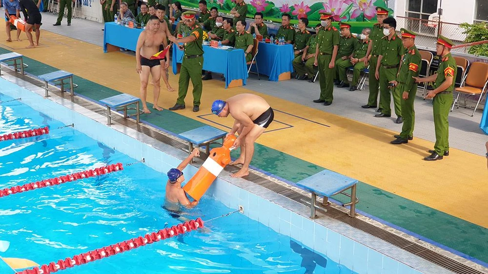 Do hình nộm được thiết kế mô phỏng cơ thể người nên việc thao tác phải đúng kỹ thuật. Ảnh: NT