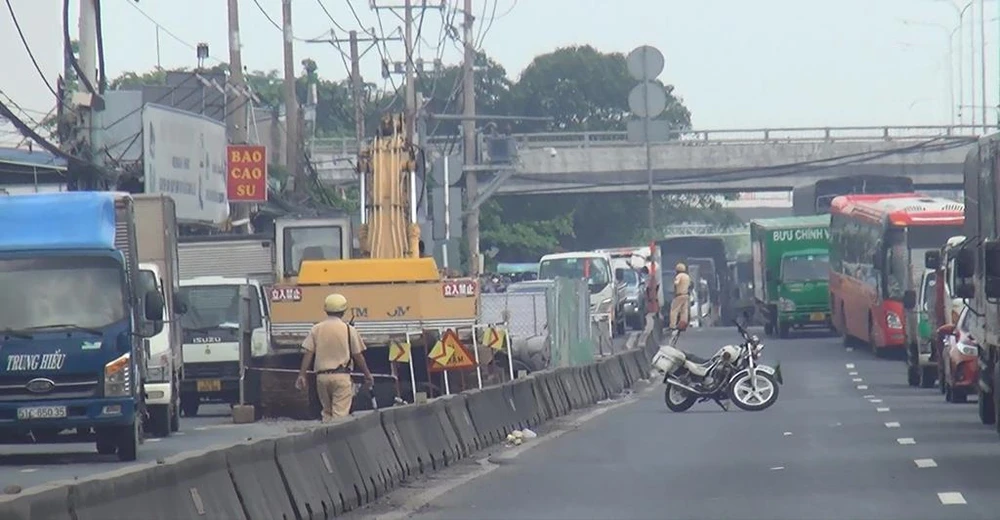 Ảnh hưởng từ tai nạn khiến giao thông qua khu vực ùn ứ nghiêm trọng. Ảnh: HT