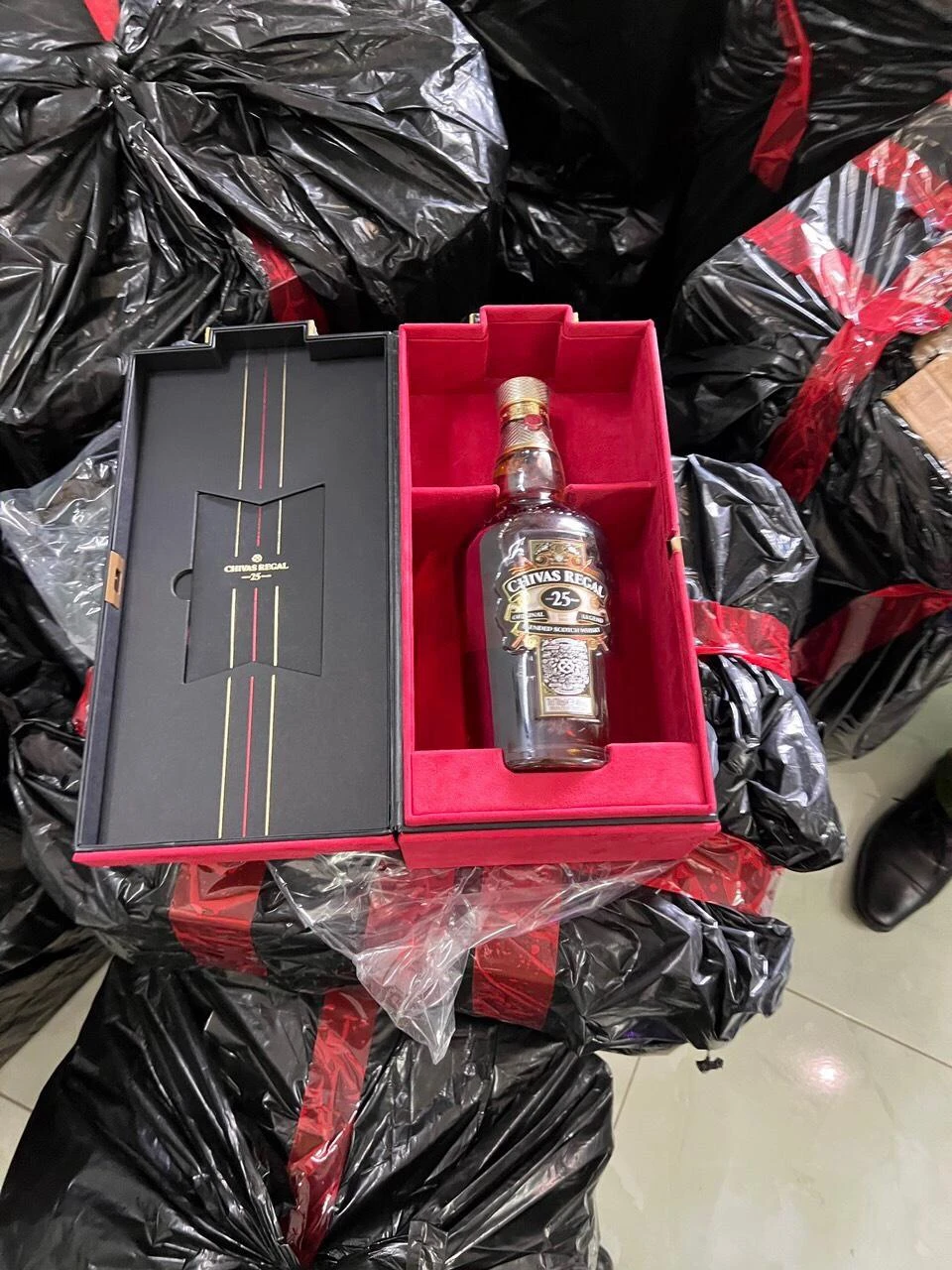 Các sản phẩm rượu hiện đang bị công an niêm phong, điều tra. Ảnh: CA