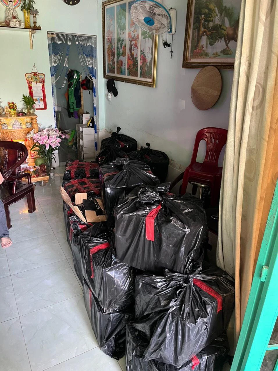 Số lượng lớn rượu ngoại không rõ nguồn gốc xuất xứ vừa bị công an quận Bình Tân phát hiện. Ảnh: CA