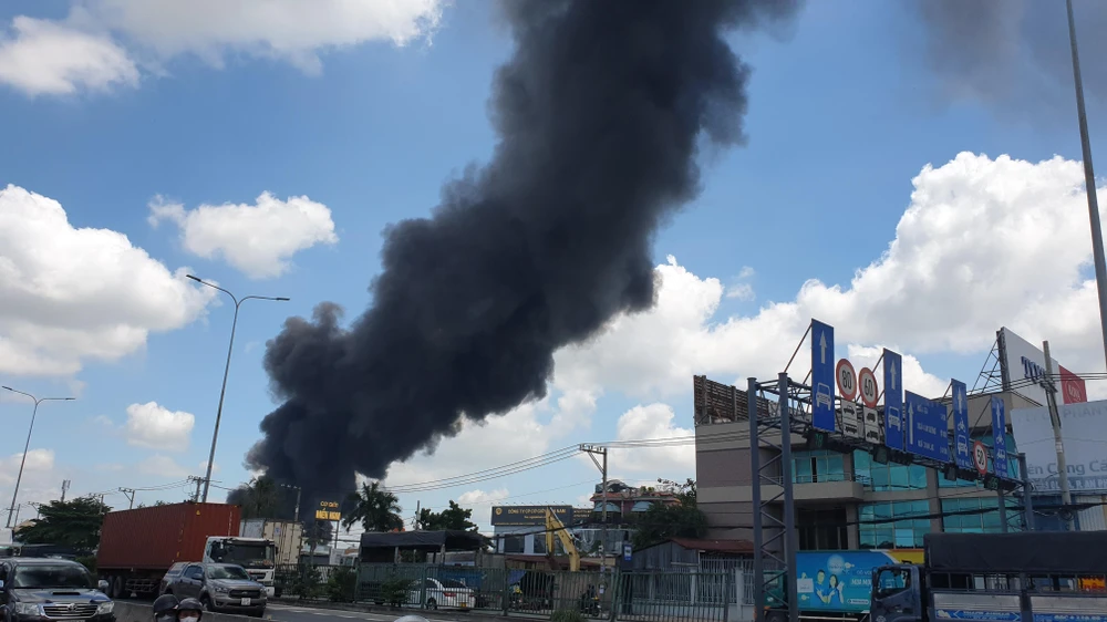 Cột khói cao hàng trăm mét đứng từ xa vẫn có thể trông thấy. Ảnh: NT Cột khói cao hàng trăm mét đứng từ xa vẫn có thể trông thấy. Ảnh: NT