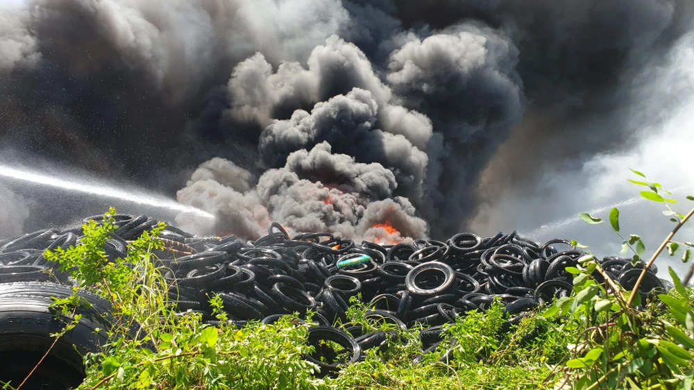 Lửa nhanh chóng bốc cao, lan rộng. Ảnh: NT Lửa nhanh chóng bốc cao, lan rộng. Ảnh: NT