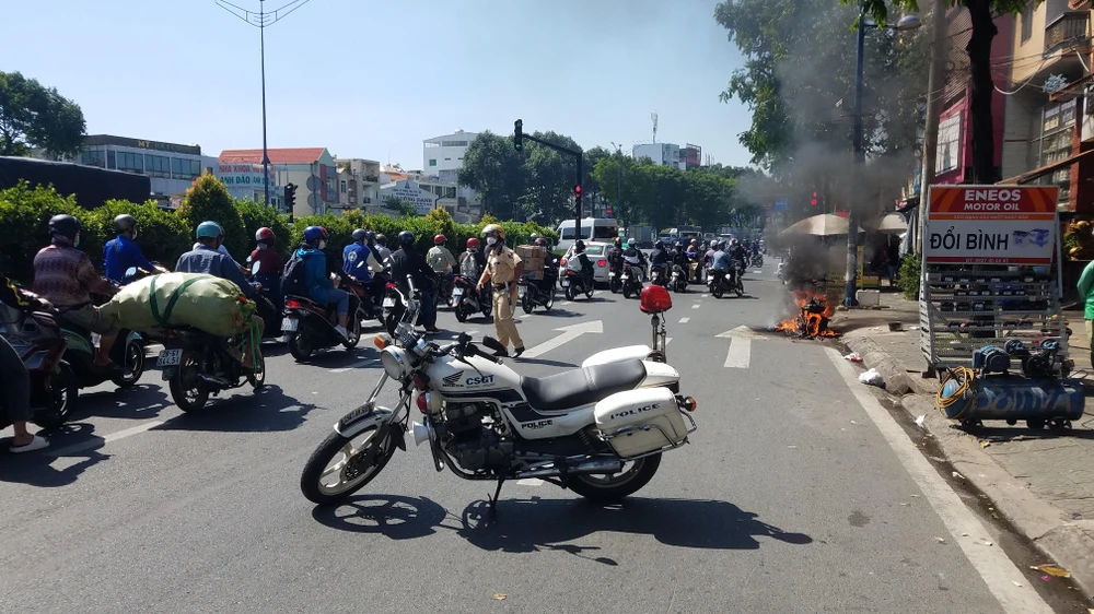 Ảnh hưởng từ vụ cháy khiến giao thông qua khu vực ùn ứ. Ảnh: HT