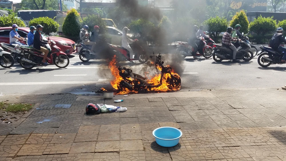 Chiếc xe bốc cháy dữ dội khi chạy trên đường Trường Chinh. Ảnh: HT