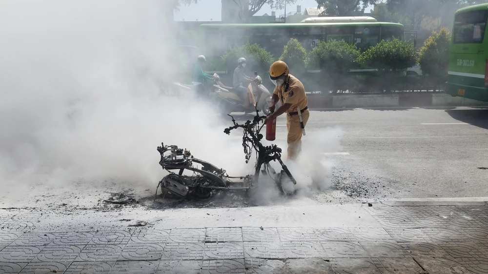 Chiếc xe bị cháy chỉ còn trơ khung. Ảnh: NT