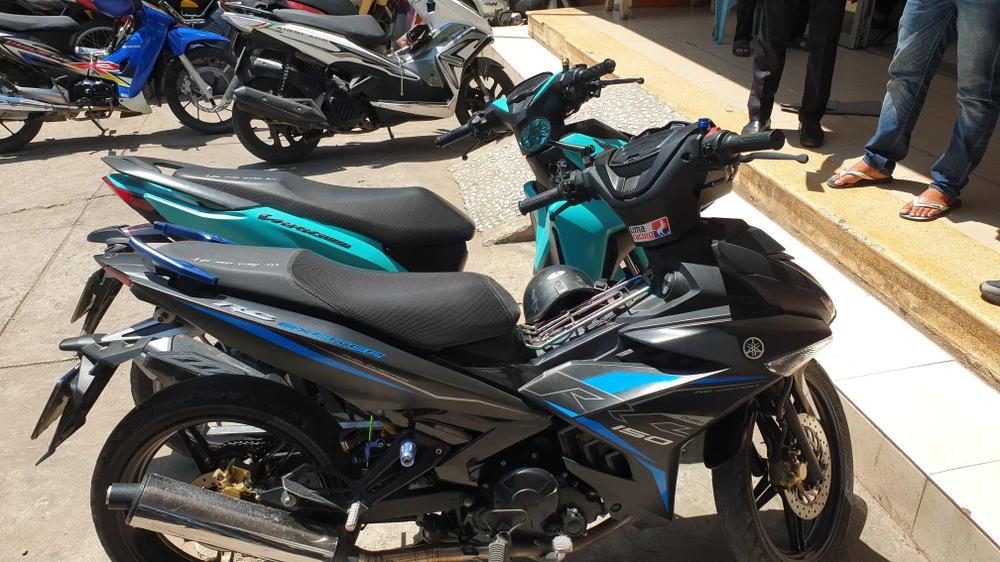 Hai xe máy bị công an tạm giữ để điều tra. Ảnh: NT