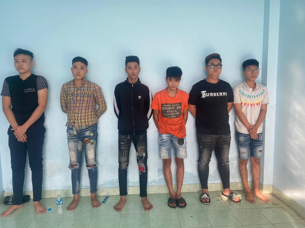 Nhóm hỗn chiến bị công an tạm giữ, lấy lời khai. Ảnh: CA