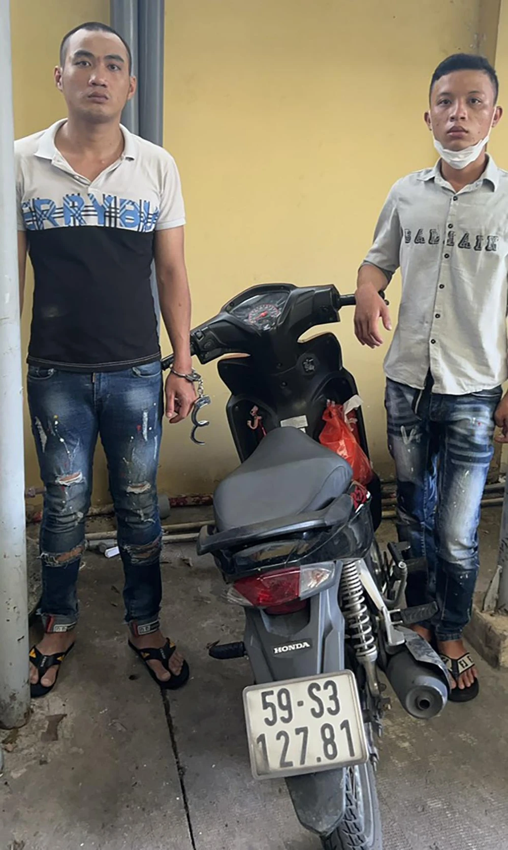 Hưng và Hậu tại cơ quan điều tra. Ảnh: CA