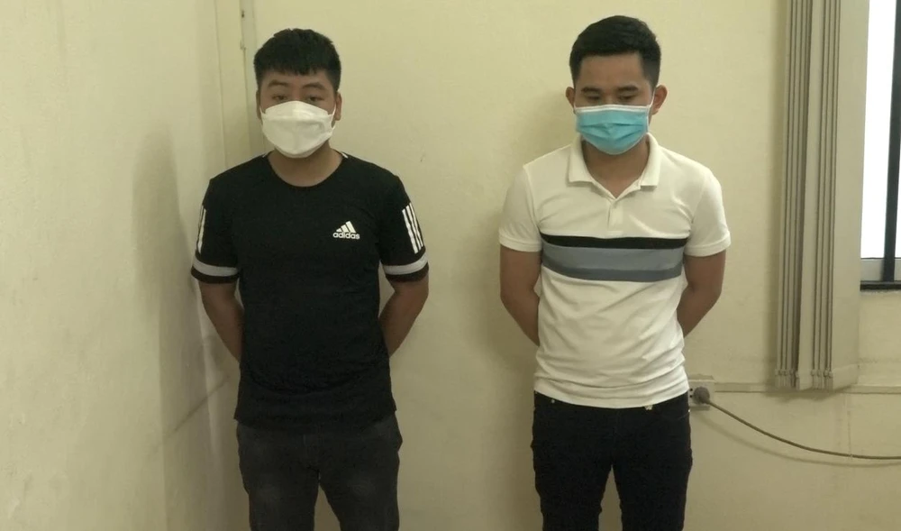 Đạo và Hoan tại cơ quan điều tra. Ảnh: CA