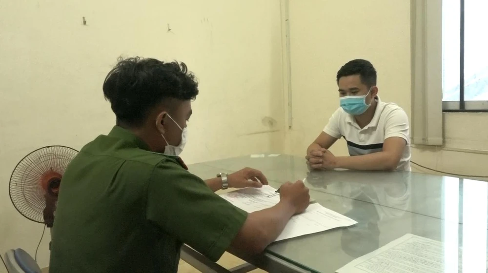 Công an xác định, Hoan và Đạo đã cho hàng chục người vay tiền, lãi suất từ 15 đến 20%/ tháng. Ảnh: CA