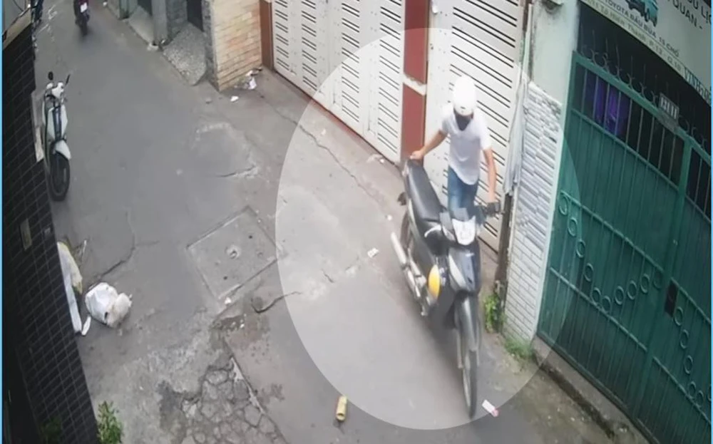 Nam thanh niên thản nhiên đẩy chiếc xe ra chỗ khuất rồi trộm. Ảnh chụp từ clip