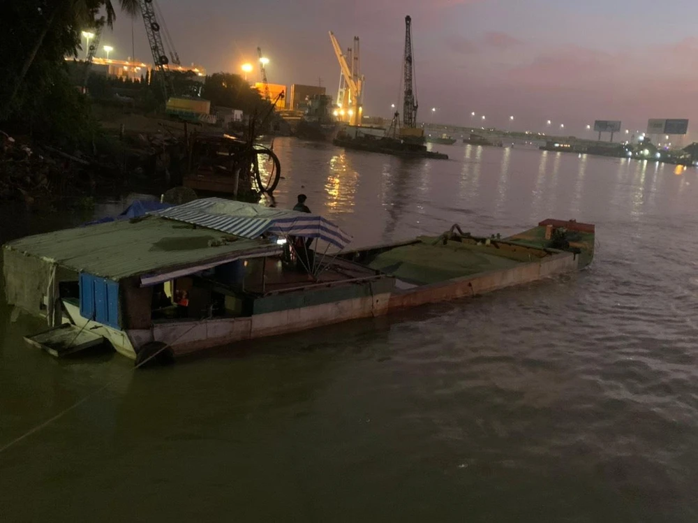 Những người trên hai ghe cát đã nhảy xuống sông tẩu thoát, chỉ một người bị bắt. Ảnh: CA