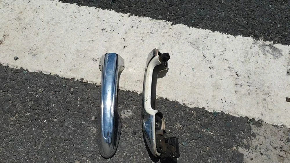 Theo người dân, hai tay nắm cửa bị giật tung, tuy nhiên cửa xe ô tô vẫn không mở. Ảnh: NT