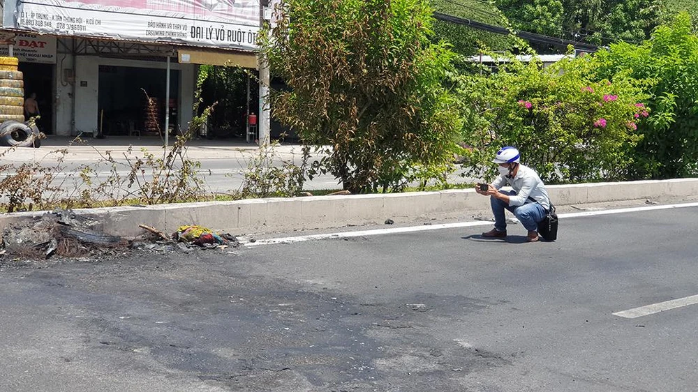 Đến khoảng 7 giờ sáng cùng ngày, hiện trường vụ cháy xe đã được cơ quan chức năng xử lý xong. Ảnh: HT