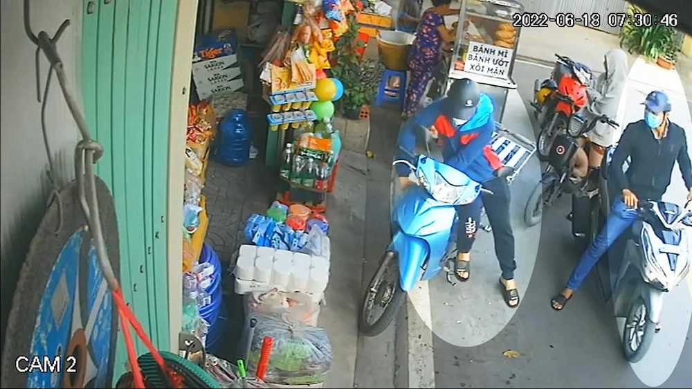 Nam thanh niên thản nhiên bẻ khóa, trộm xe trước cửa hàng tạp hóa. Ảnh chụp từ clip Nam thanh niên thản nhiên bẻ khóa, trộm xe trước cửa hàng tạp hóa. Ảnh chụp từ clip