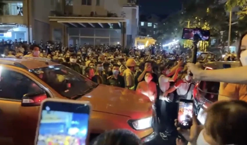 Thời gian trước khi bị bắt, bà Hằng tuyên bố đến nhiều địa điểm khác nhau gây nên cảnh náo loạn. Ảnh chụp từ clip Thời gian trước khi bị bắt, bà Hằng tuyên bố đến nhiều địa điểm khác nhau gây nên cảnh náo loạn. Ảnh chụp từ clip