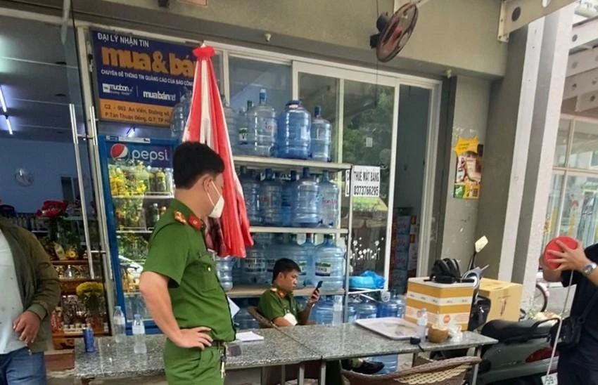 Công an có mặt lấy lời khai, điều tra vụ việc nhóm người xảy ra xô xát tại trước khu vực nhà nhà báo Hàn Ni ở phường Tân Thuận Đông. Ảnh: PLO Công an có mặt lấy lời khai, điều tra vụ việc nhóm người xảy ra xô xát tại trước khu vực nhà nhà báo Hàn Ni ở phường Tân Thuận Đông. Ảnh: PLO