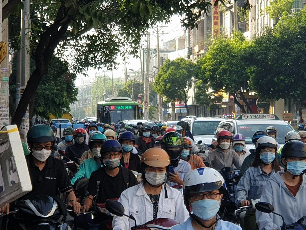 Ảnh hưởng từ sự cố khiến giao thông ùn ứ. Ảnh: NT