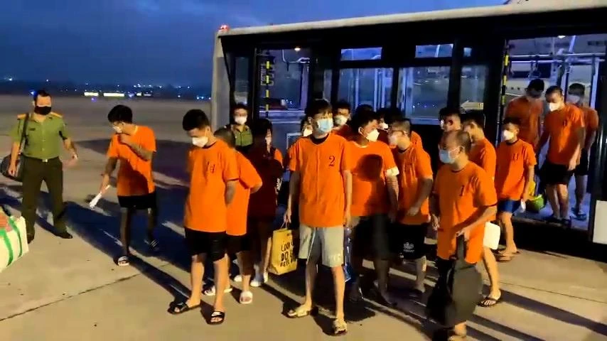 21 người nhập cảnh trái phép đi vào TP.HCM vừa bị trục xuất về nước. Ảnh: CA