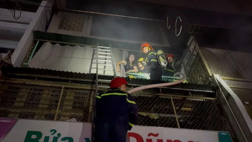 Hai người mắc kẹt gồm cụ bà 85 tuổi và một phụ nữ. Ảnh: PC07