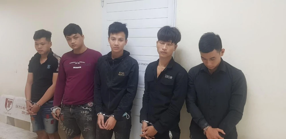 Nhóm thanh niên trộm gà vừa bị Công an huyện Bình Chánh bắt. Ảnh: HT