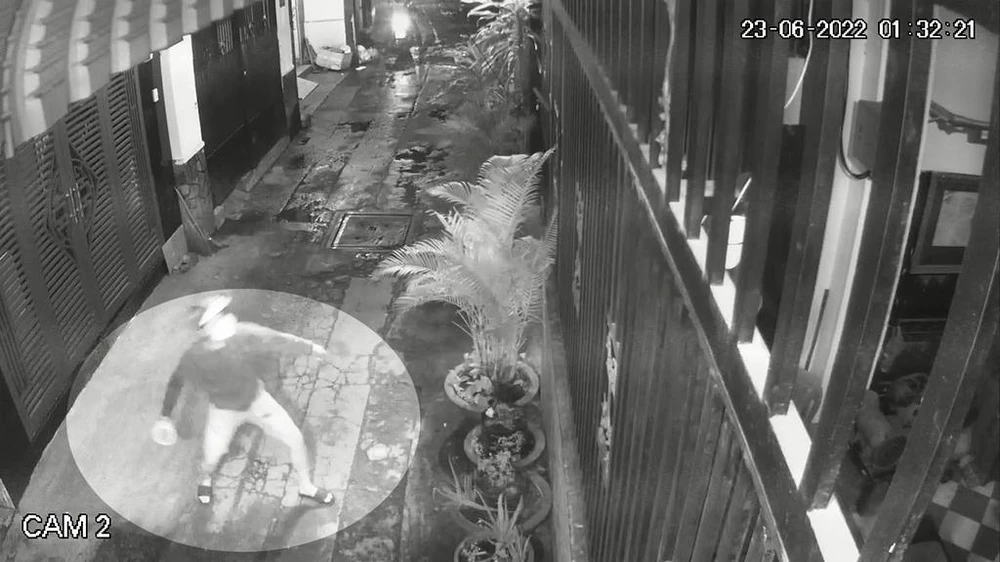 Nam thanh niên tạt sơn xanh vào nhà anh N. Ảnh chụp từ clip