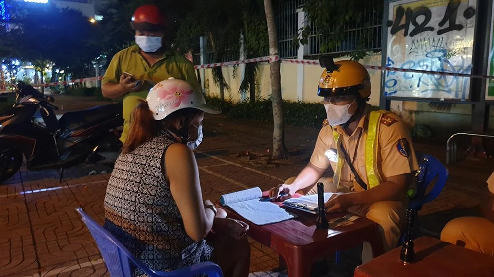 Tương tự, chị AP cũng bị phát hiện vi phạm nồng độ cồn lên đến 0,797 mg/l khí thở, bị CSGT phạt 7 triệu đồng. Ảnh: NY