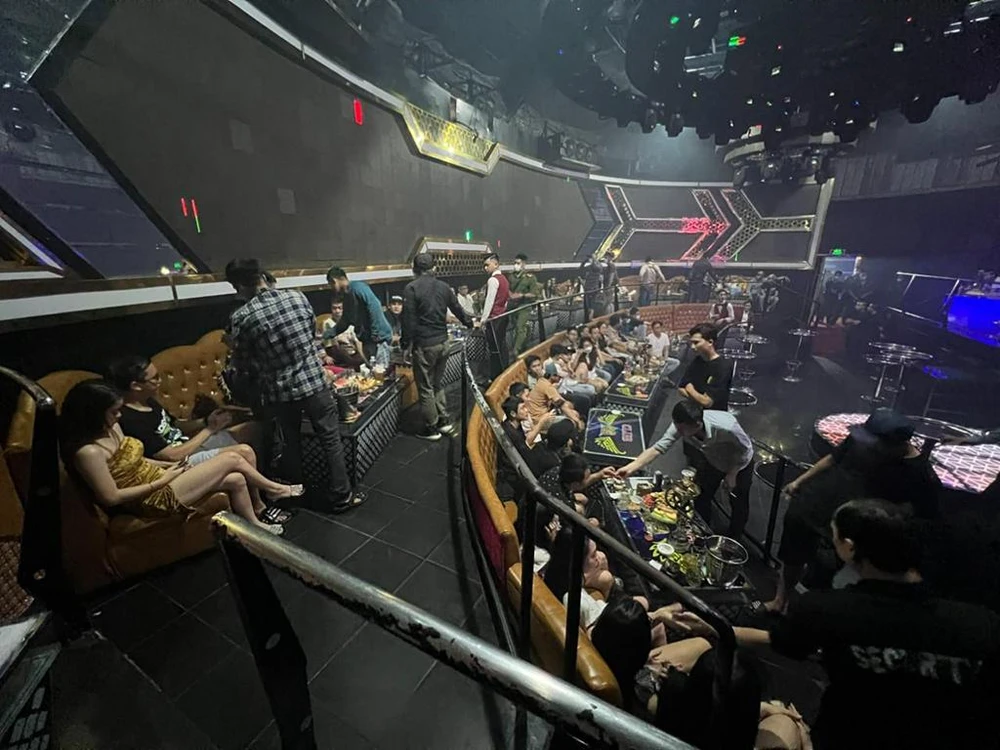 Hồi tháng 4, quán bar này cũng bị phát hiện có chín người dương tính với ma túy, sáu người không mang theo giấy tờ tùy thân. Ảnh: CA