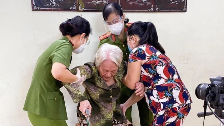 Công an quận Gò Vấp tới tận nhà người già để hỗ trợ làm CCCD. Ảnh: CAGV
