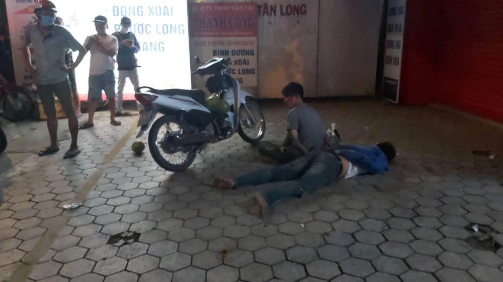 Theo người dân, nguyên nhân có thể là do va chạm giao thông từ trước. Ảnh: TRỌNG HÙNG