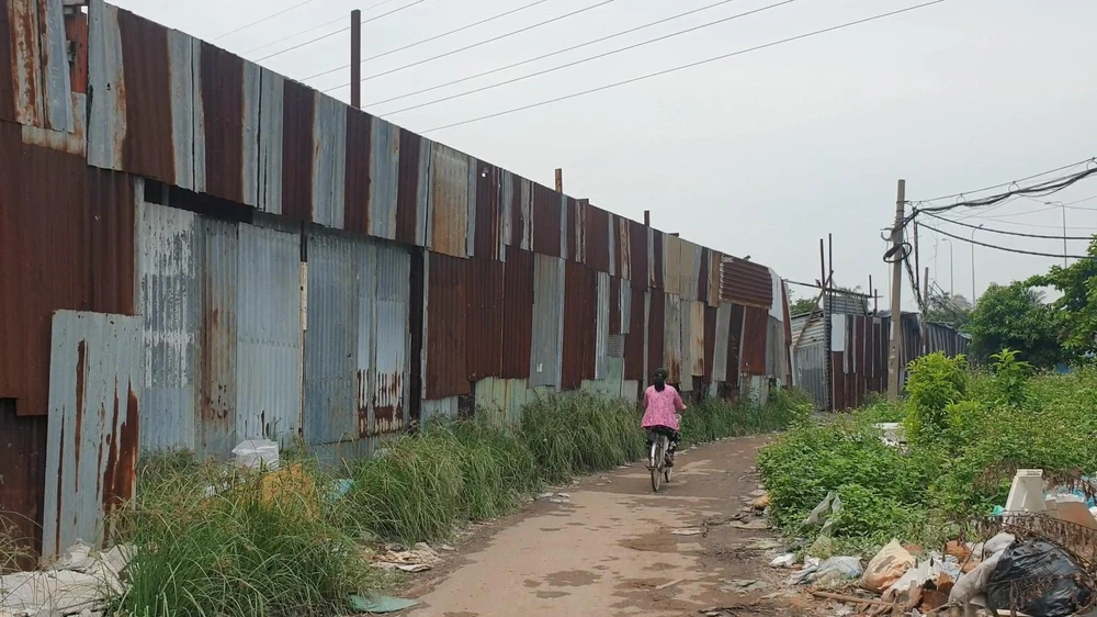 Trộm được cho là đột nhập từ phía cửa sau, phá khóa rồi lấy xe. Ảnh: NT