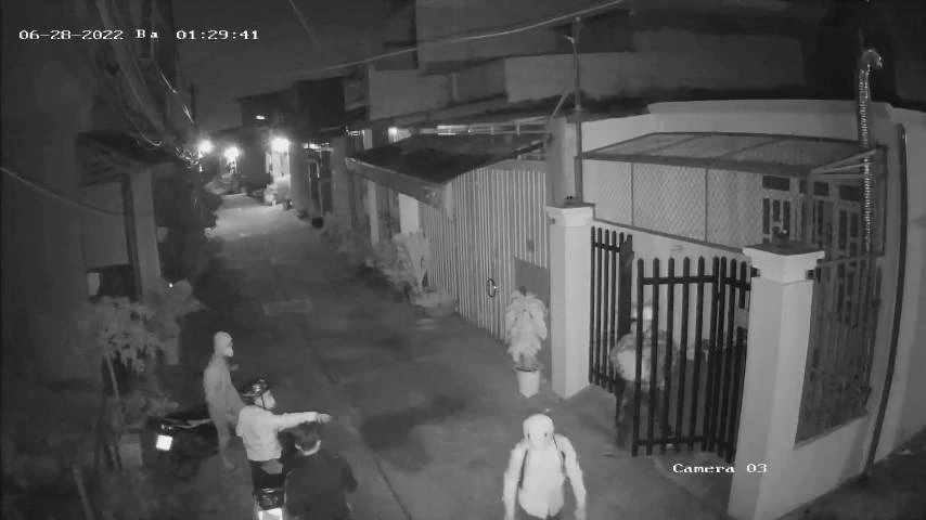 Trộm lấy nhiều tài sản rồi đi ra ngoài. Ảnh chụp từ clip
