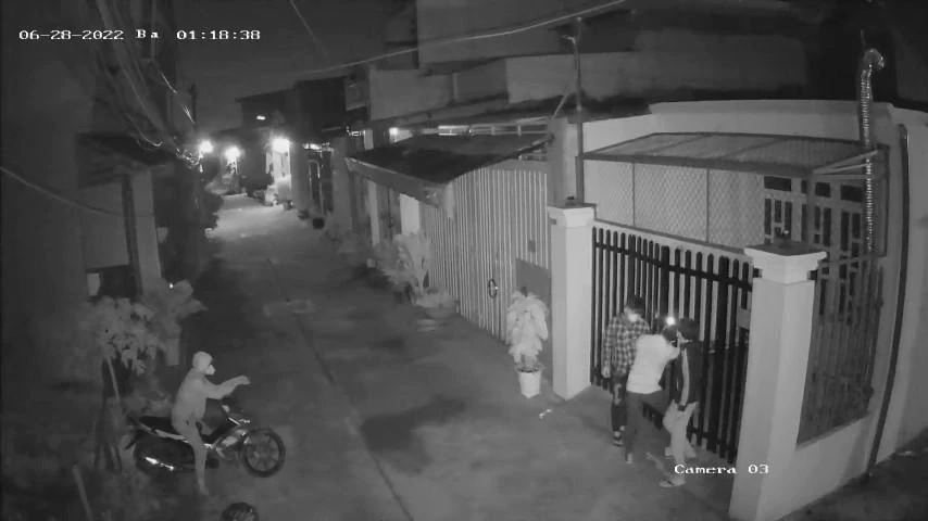 Nhóm trộm phá cửa, đột nhập vào căn nhà lấy tài sản. Ảnh chụp từ clip