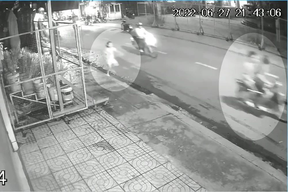 Bé gái chạy đuổi theo hai thanh niên. Ảnh chụp từ clip Bé gái chạy đuổi theo hai thanh niên. Ảnh chụp từ clip