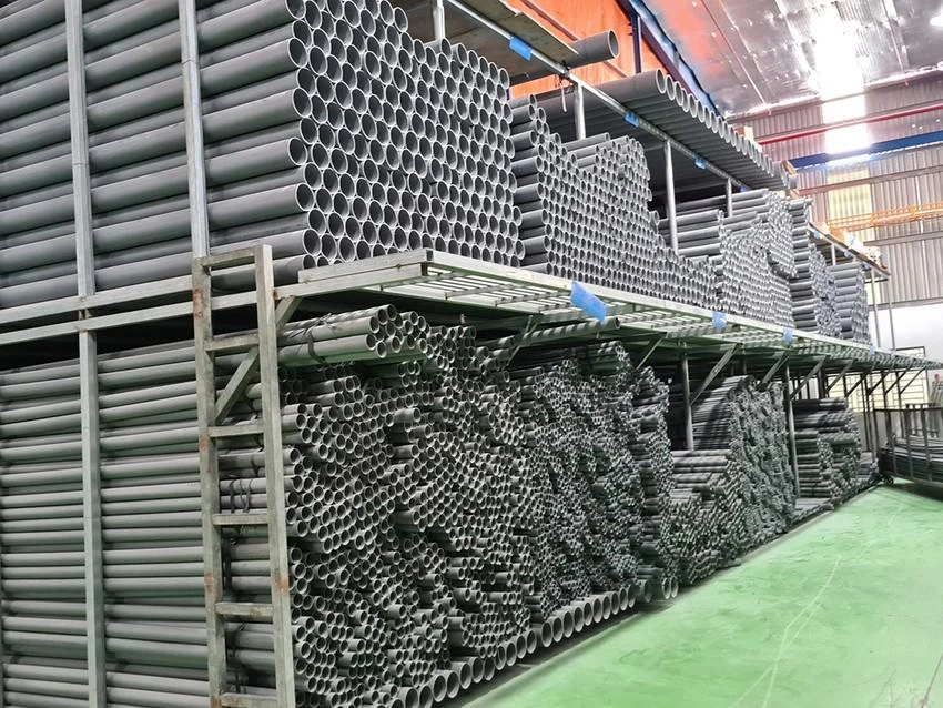 Số lượng lớn ống nhựa giả bị phát hiện. Ảnh: CA