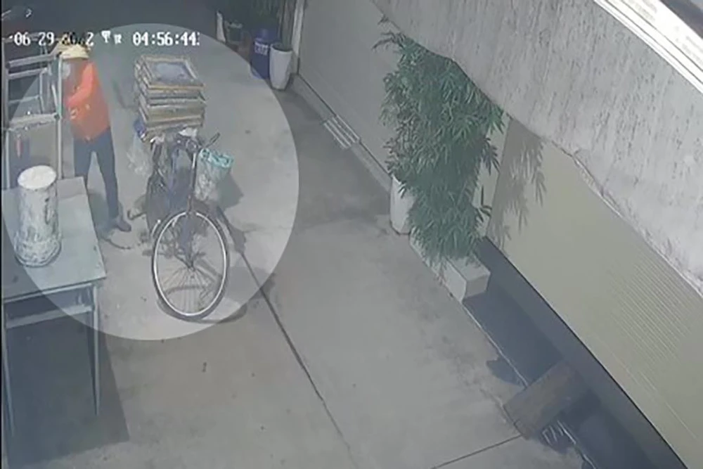 Vụ việc xảy ra tại con hẻm trên đường Phạm Đăng Giản, quận Bình Tân. Ảnh chụp từ clip