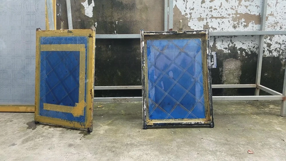 Các khung in bị lấy đi trị giá hàng chục triệu đồng. Ảnh: HT