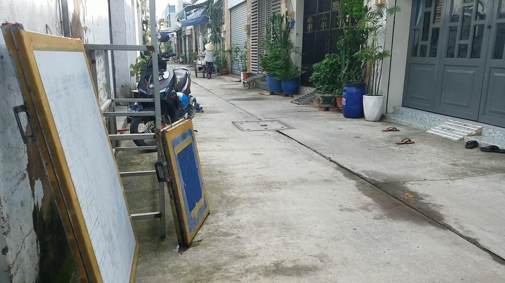 Khu vực người phụ nữ nhặt ve chai lấy đi các khung in. Ảnh: HT