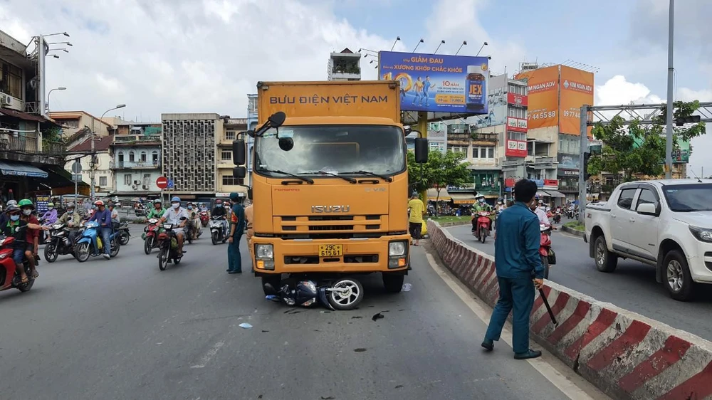 May mắn, người phụ nữ bị văng ra ngoài, bị thương nhẹ. Ảnh: HT