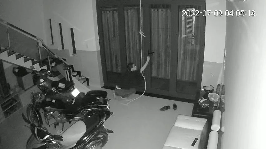 Trộm sau khi lục tìm tài sản thì mở cửa chính để tẩu thoát. Ảnh chụp từ clip