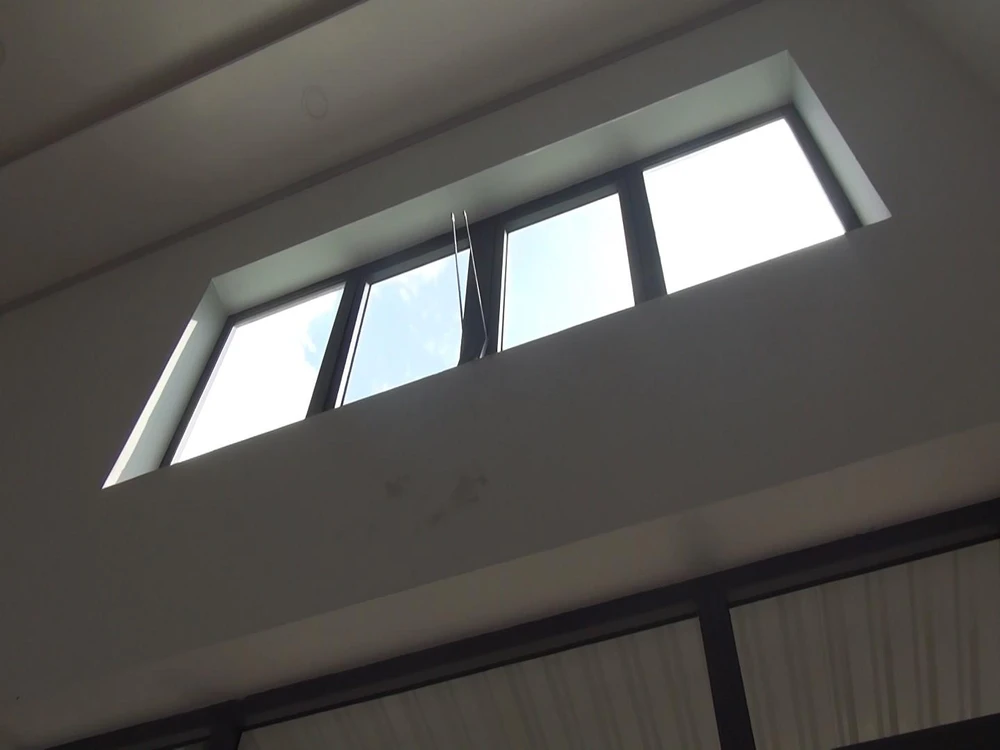 Cửa thông gió mở tạo điều kiện cho trộm đột nhập. Ảnh: HT