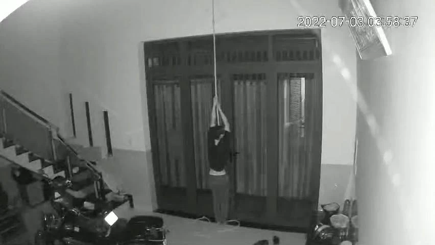 Nam thanh niên đu dây đột nhập vào nhà anh C để trộm tài sản. Ảnh chụp từ clip