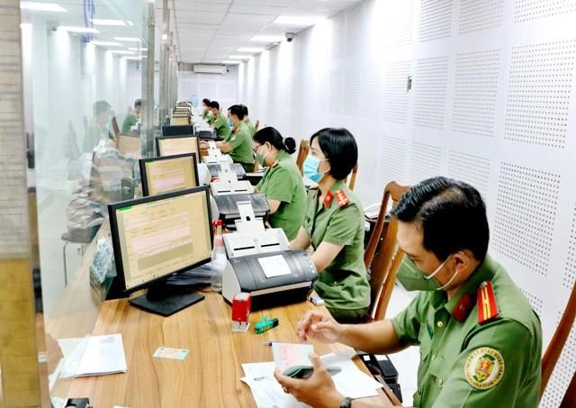 Phòng PA08 đang tăng cường lực lượng tiếp nhận xử lý hồ sơ cấp đổi hộ chiếu cho người dân. Ảnh: CA
