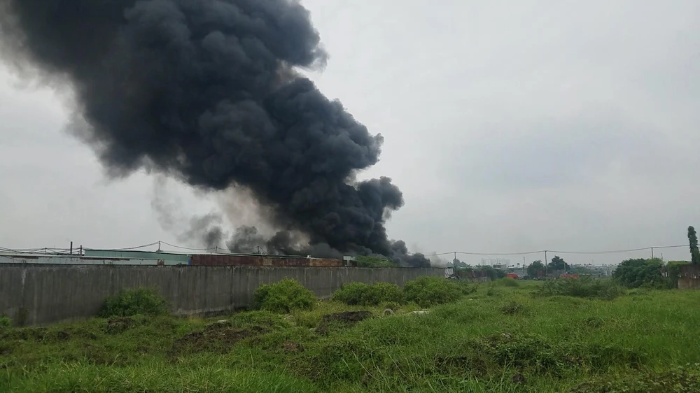 Đám cháy bùng lên từ xưởng nhựa trên địa bàn xã Vĩnh Lộc B, huyện Bình Chánh sáng 8-7. Ảnh: HT