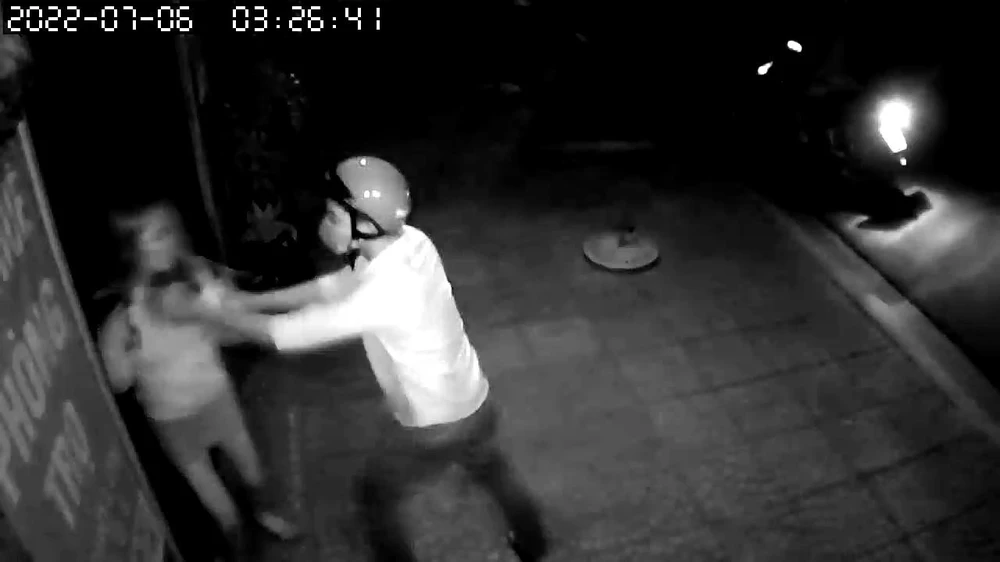 Nạn nhân không thể phản kháng. Ảnh chụp từ clip